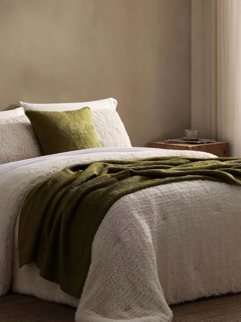 NWOT Sunday Citizen Faux Fur Comforter King/Cal King White/Ivory $480 Retail